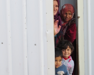 Two families saying goodbye after inviting us in. (Azraq)